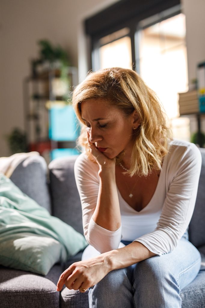 Una mujer preocupada durante la menopausia