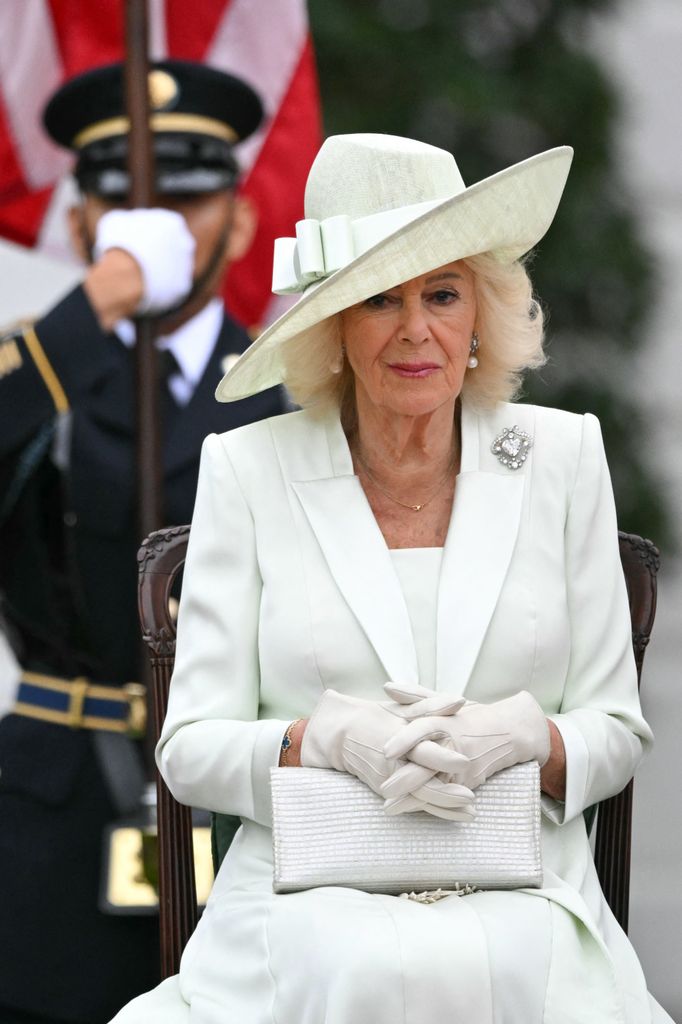 La reina Camilla junto al broche de corazón