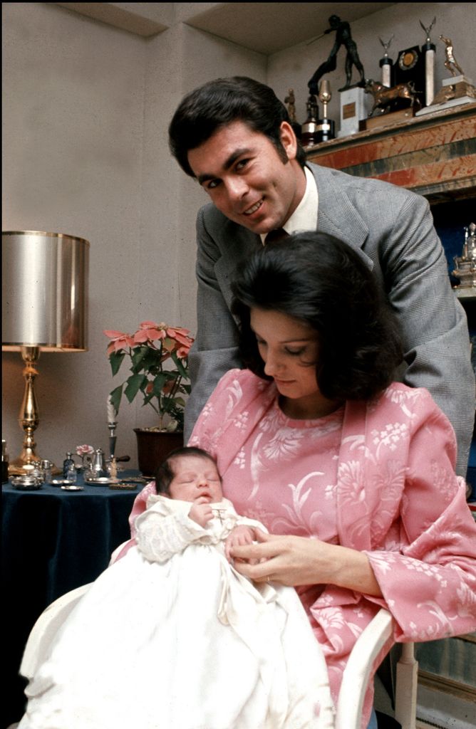 El torero Francisco Rivera y Carmen Ordóñez posan con su primer hijo, Fran Rivera, en la habitación infantil de su casa en Madrid