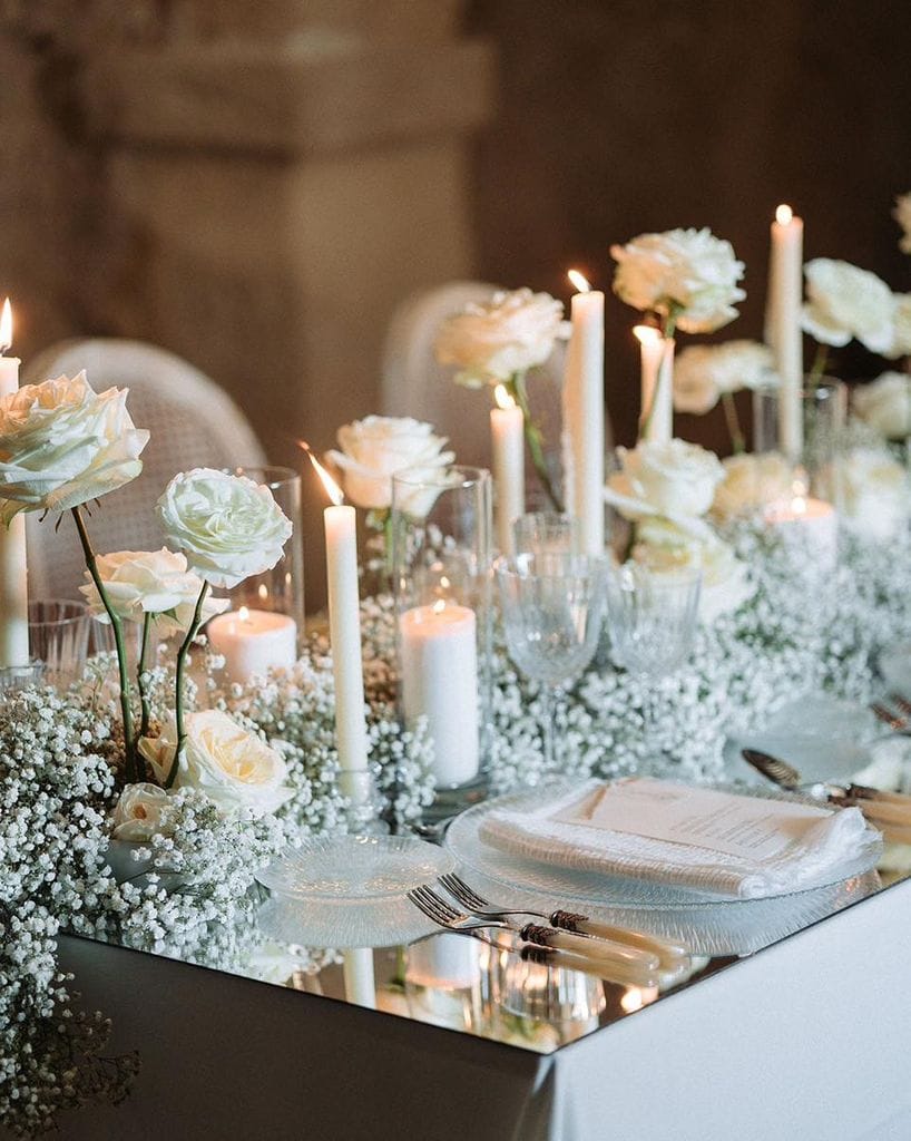 Decoración de bodas rosas blancas velas