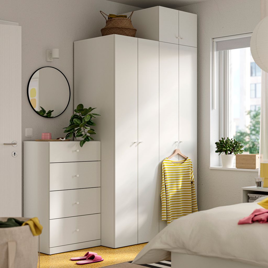 Dormitorio con armarios blancos de IKEA