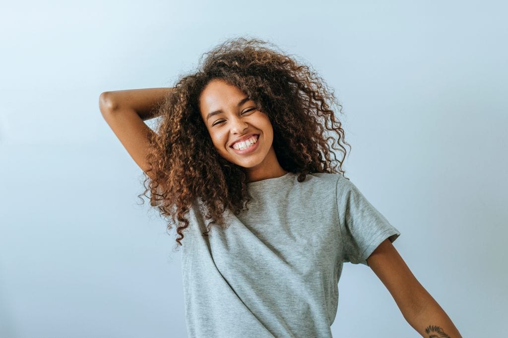 chica afro feliz