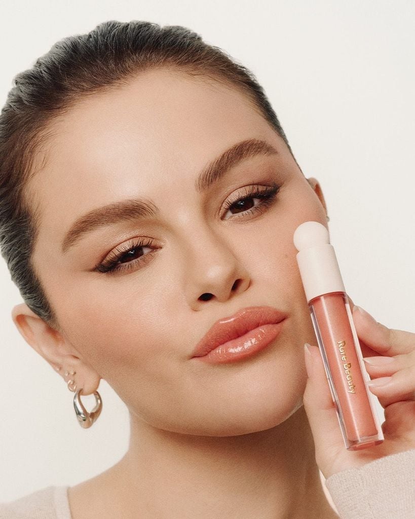 Selena Gomez con el brillo de labios Positive Light Luminizing Lip Gloss, de Rare Beauty