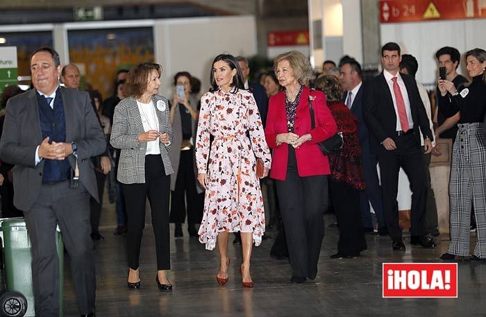 Un vestido, un broche y adornos navideños: todos los detalles de las compras de las reinas en el rastrillo