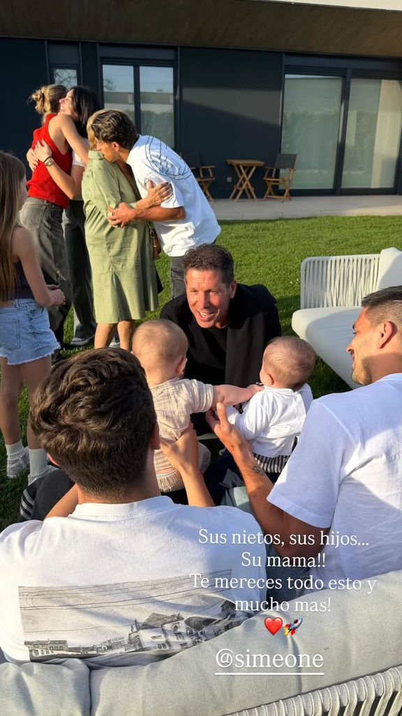 Diego Simeone, muy cariñoso junto a sus dos nietos, Faustino y Tullio Pablo.