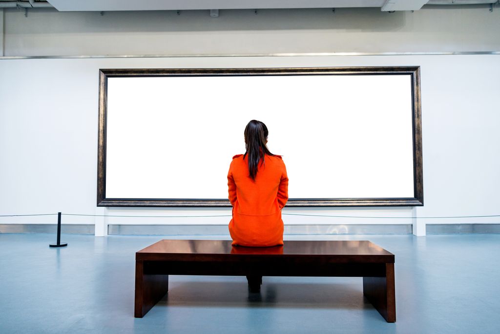 Mujer mirando un cuadro vacío