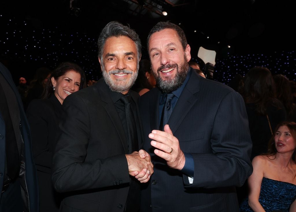 Eugenio Derbez y Adam Sandler se dejaron ver de lo más cómplices durante los Critics Choice Awards