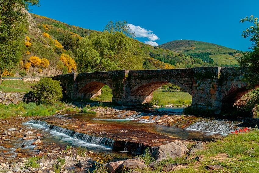 Puente sobre el río Oja a la altura de Ezcaray, La Rioja