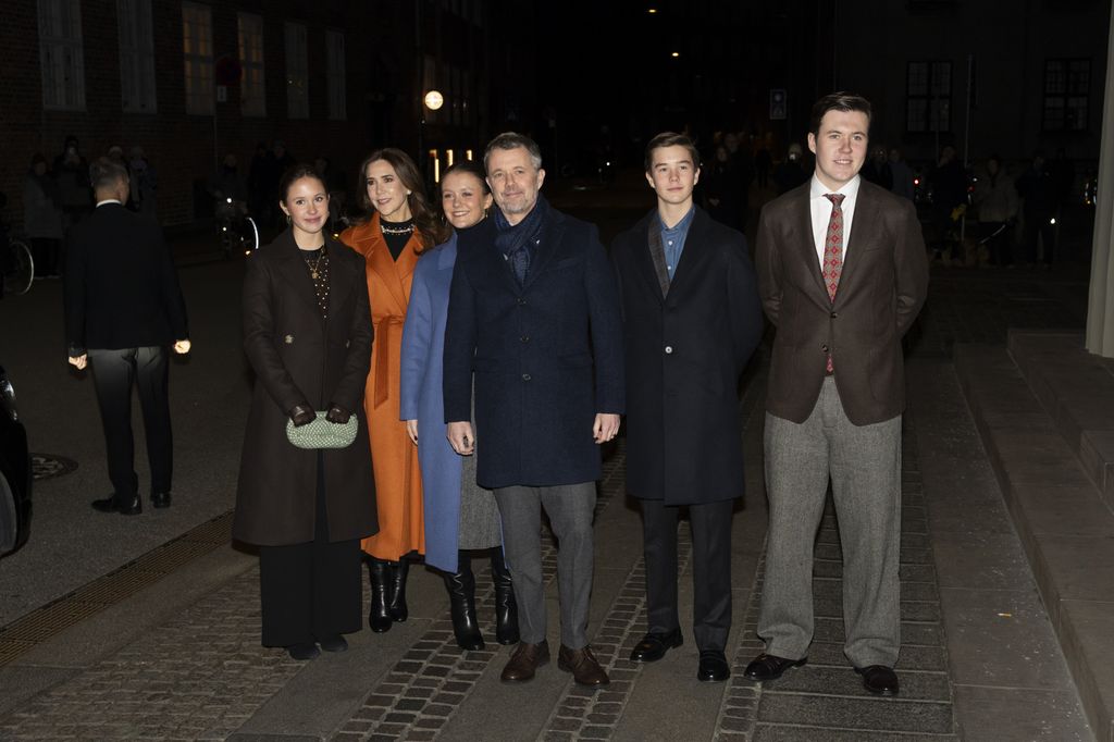 La familia real danesa antes de entrar al servicio religioso 
