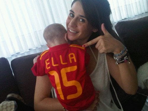 Elena Tablada compartió una fotografía de ella con su hija, Ella, que llevaba la camiseta de la selección española con el número 15, el de Sergio Ramos