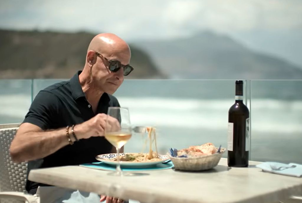 En la segunda temporada de Tucci in Italy, estrenada hace unos días, el intérprete vuelve a recorrer Italia y su rica gastronomía.