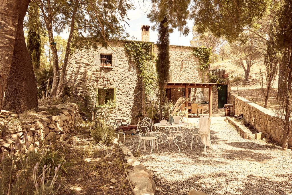 La fachada de la increíble casa de Aldo Comas y Macarena Gómez en el Alto Ampurdán