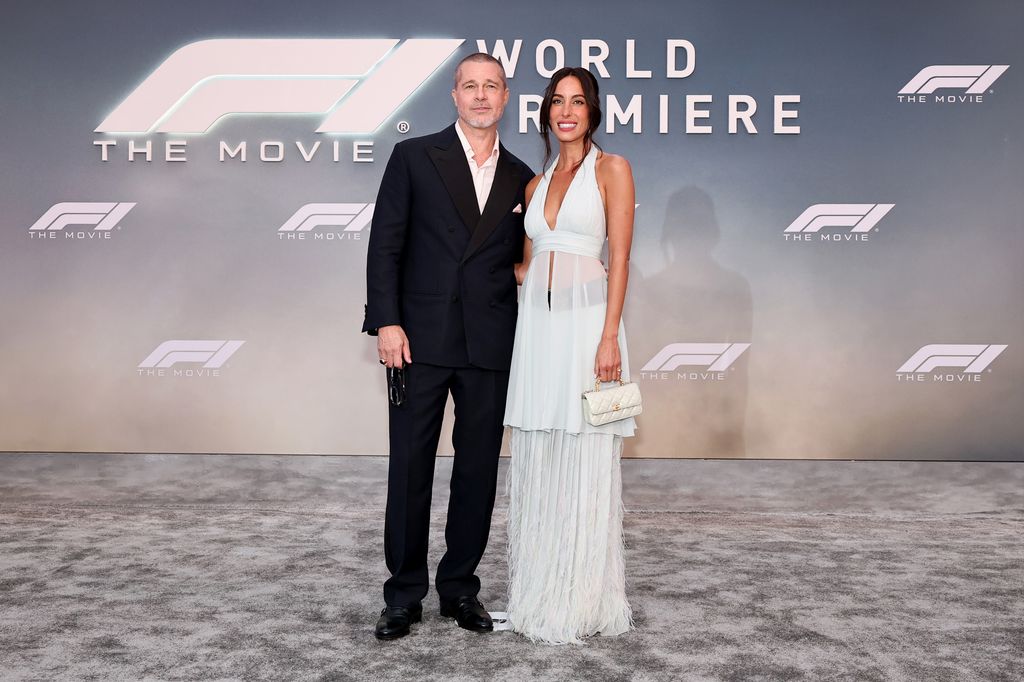 Brad Pitt e Ines de Ramon en el estreno mundial de 'F1: la película' en Nueva York el 16 de junio de 2025