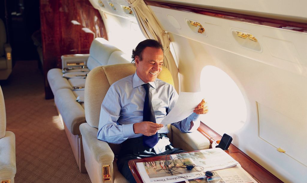 Julio Iglesias viajando en avión