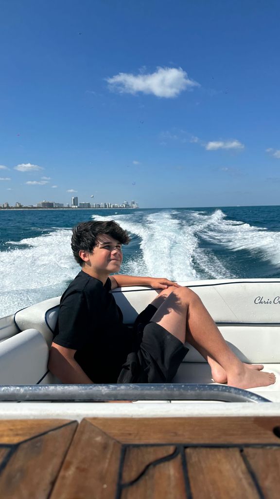 Manuela Sanz compartió esta linda foto de su hermano Dylan durante un paseo en bote con su papá.