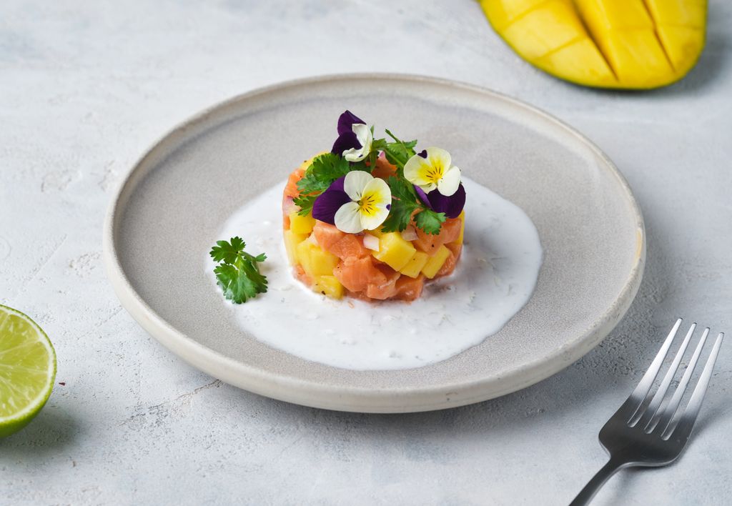 Tartar de salmón con mango y salsa de coco
