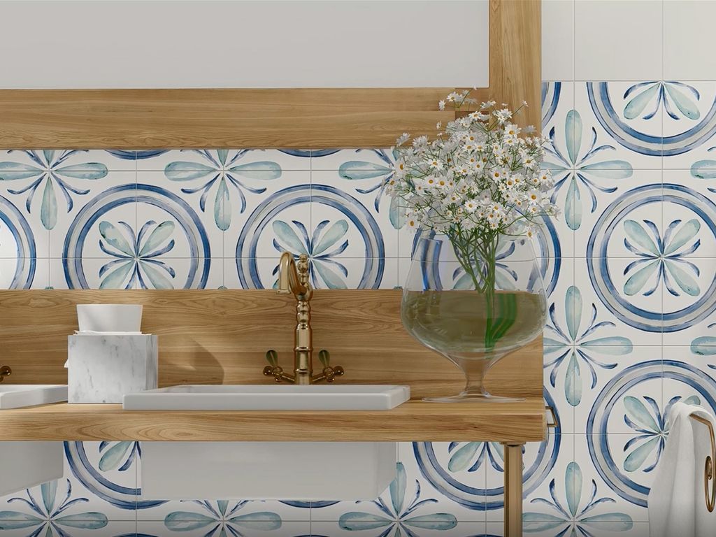 Pared del baño con azulejos con flores pintadas a mano