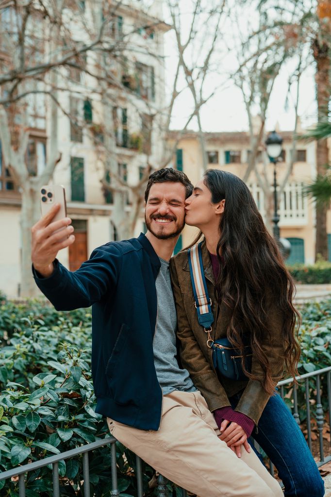 pareja beso selfie