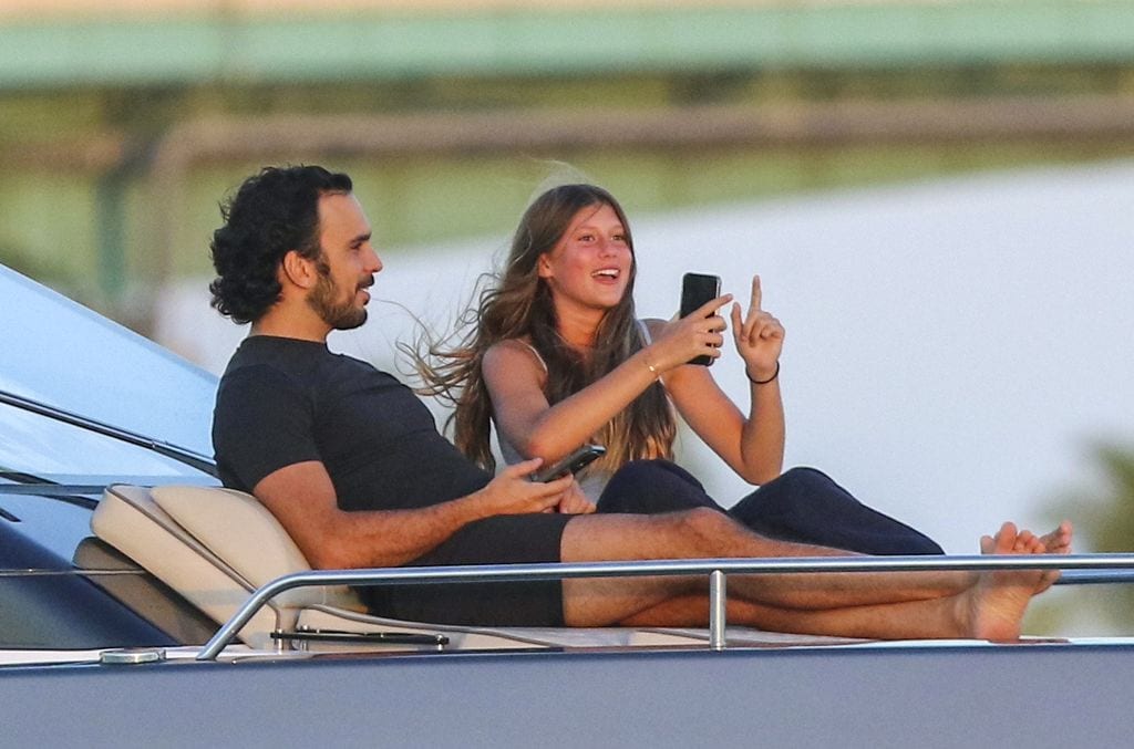 La hija de Gisele Bündchen, Vivian Lake, fue fotografiada en un paseo con el novio de su madre, Joaquim Valente. 