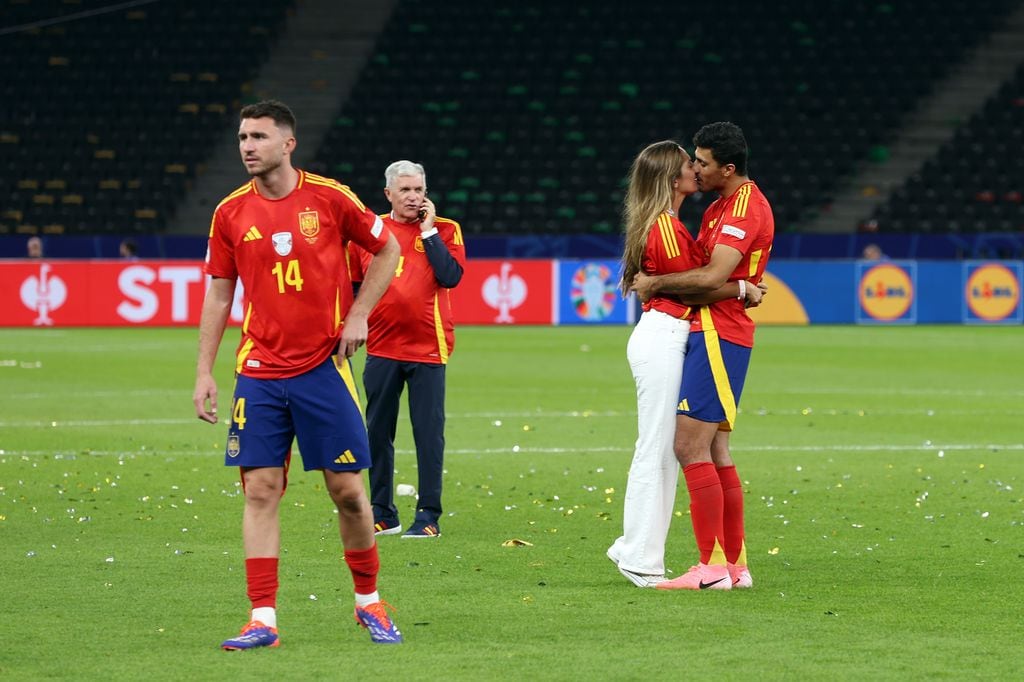 Rodri Hernández besa a su novia Laura en la final de la Eurocopa 2024