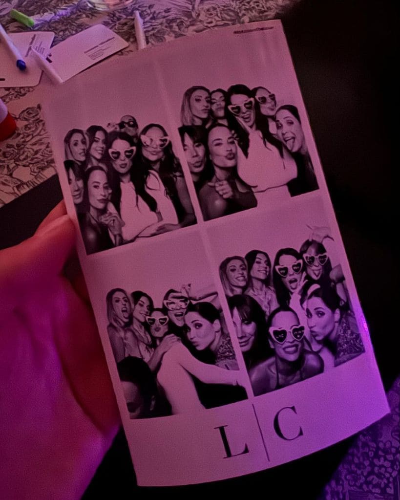 Melissa Jiménez muestra las fotos del fotomatón de la boda de Cristian Tello