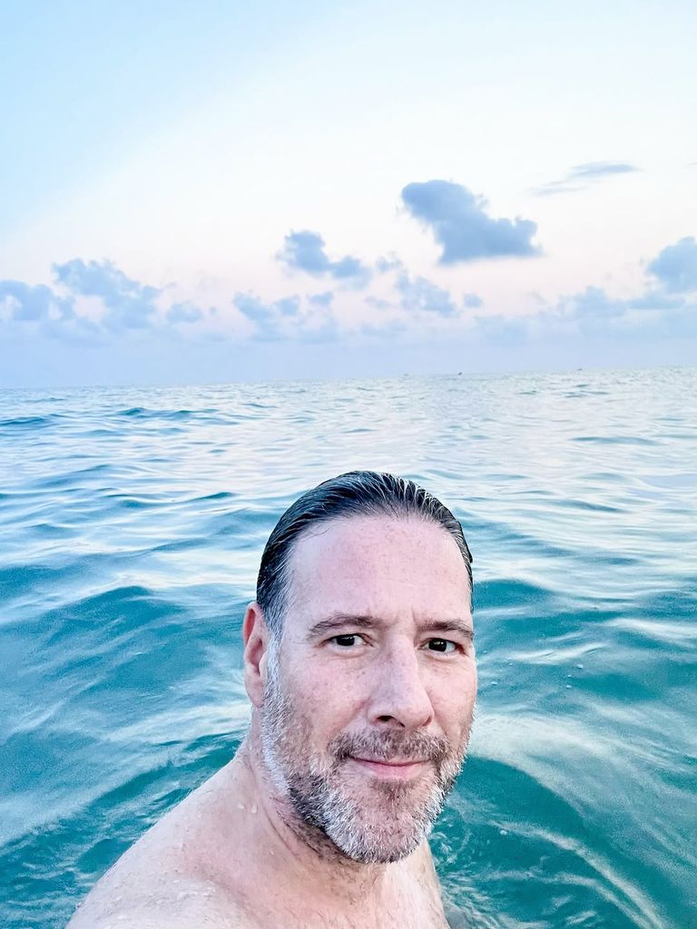 Carlos Latre ha publicado esta foto bañándose en el mar