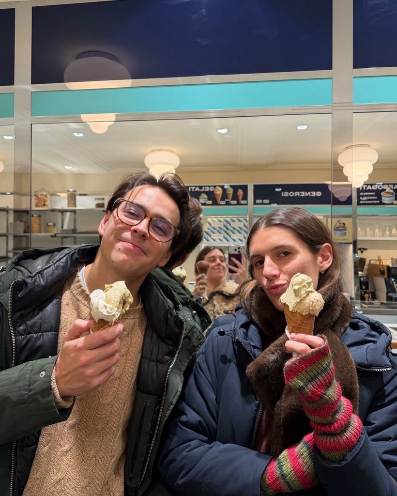 Los amigos de Manuela, con un helado en su mano