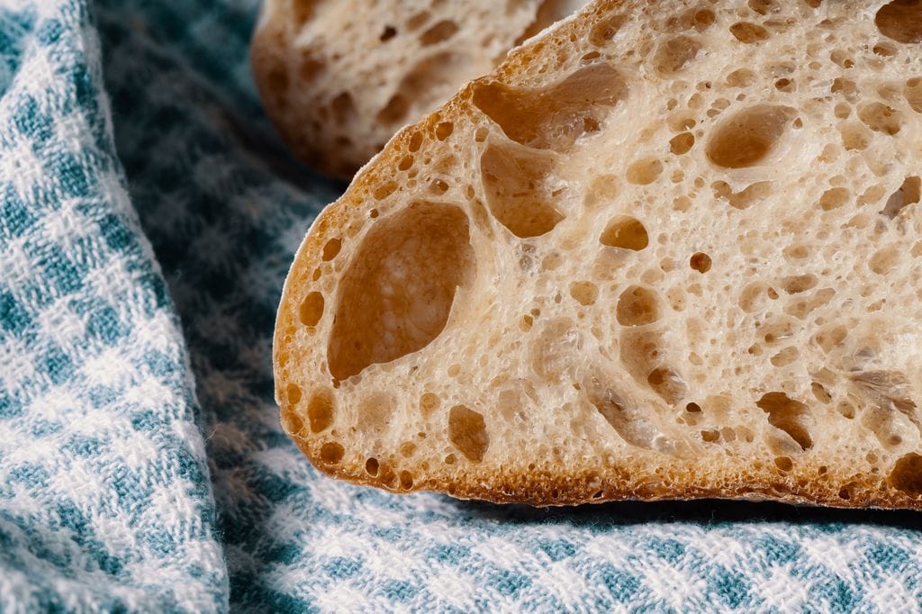 El pan de masa madre se caracteriza por no llevar levadura y tener un olopr ácido muy particular.
