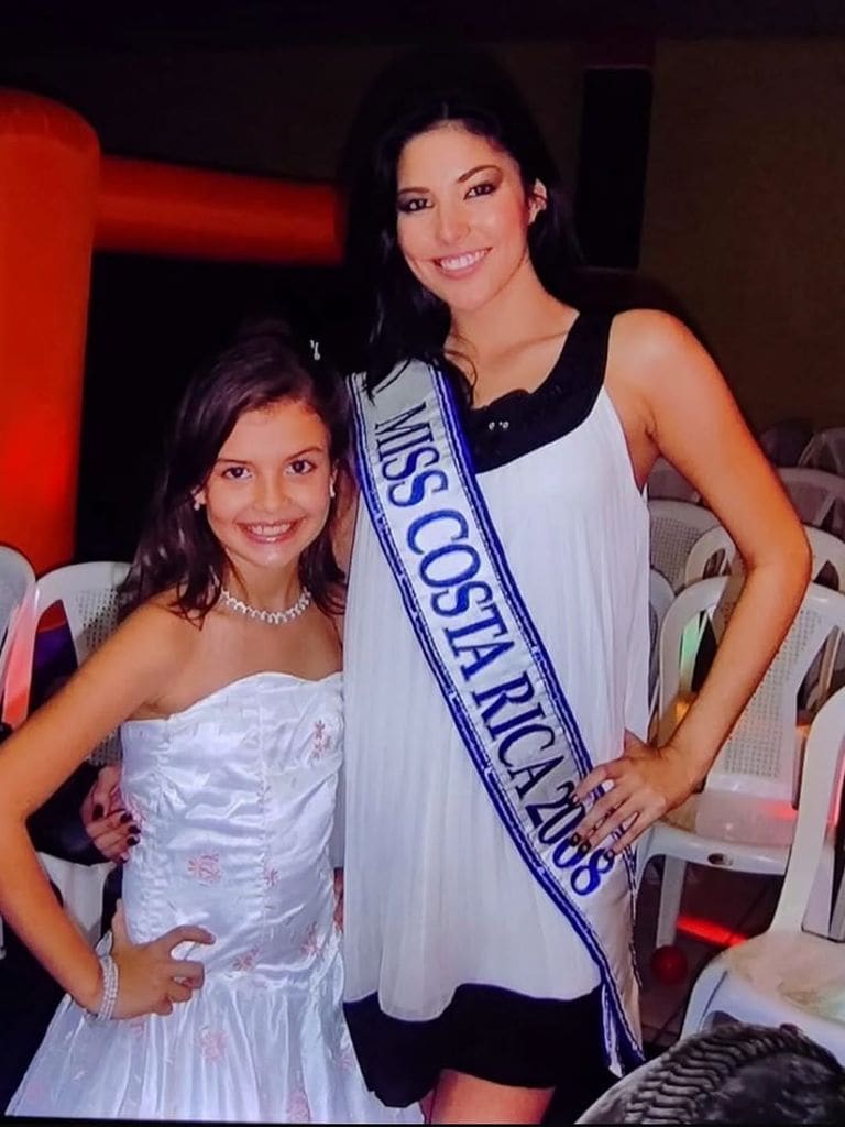Mahyla Roth de niña, posando con María Teresa Rodríguez, Miss Costa Rica 2008.