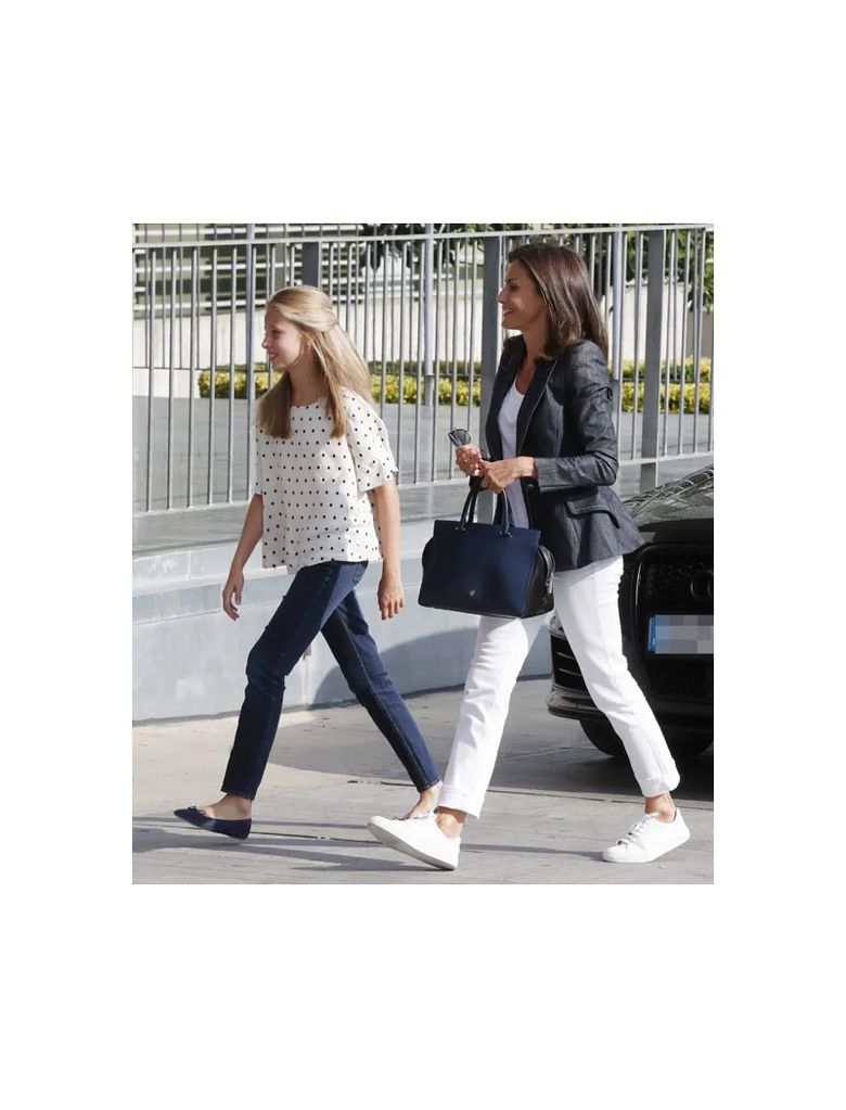 La reina Letizia se despide de la infanta Sofía con un conjunto de vaqueros rectos y zapatillas