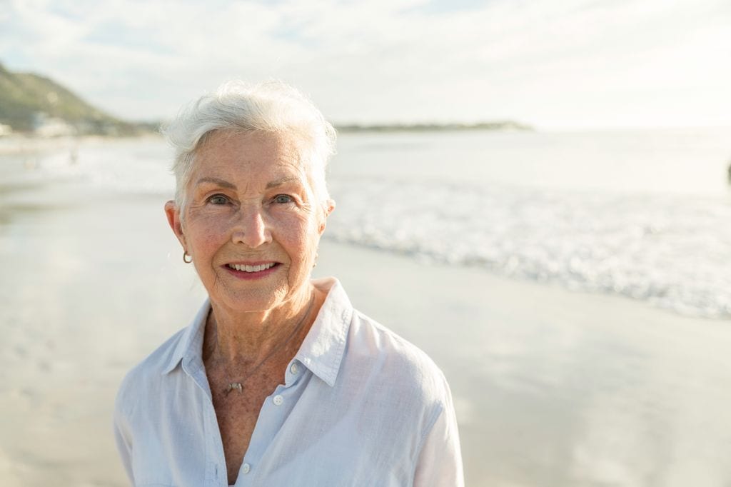 Señora mayor en la playa
