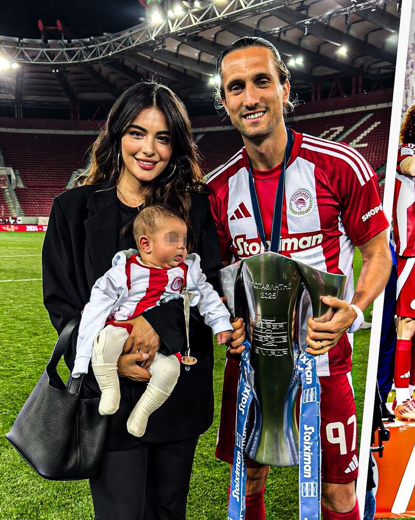 Con motivo de la victoria del Olympiakos, Yusuf y Melisa mostraron la carita de su bebé por primera vez