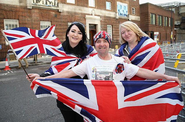 Admiradores de la Familia Real británica acampan a las puertas del ala Lindo del Hospital St. Mary en Paddington
