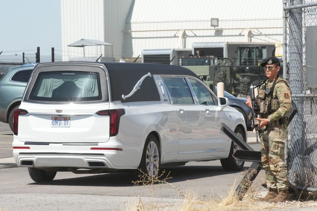 Un coche fúnebre que transportaba el cuerpo de Charlie Kirk