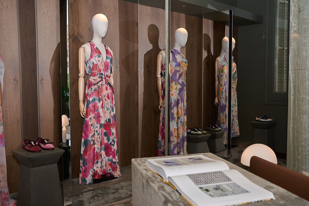 Vestidos florales diseño de Juan Avellaneda, expuestos en Ecléctica
