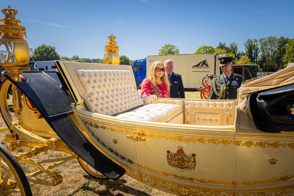 La princesa Amalia junto a la histórica carroza