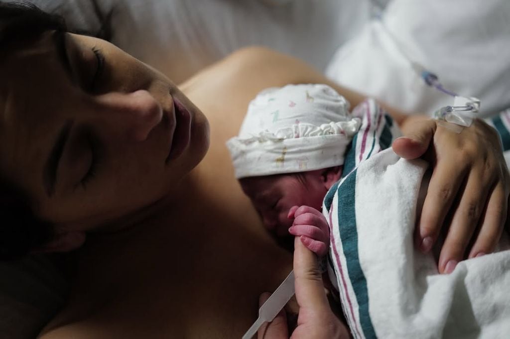 Ana Brenda Contreras da la bienvenida a su hija, Aria
