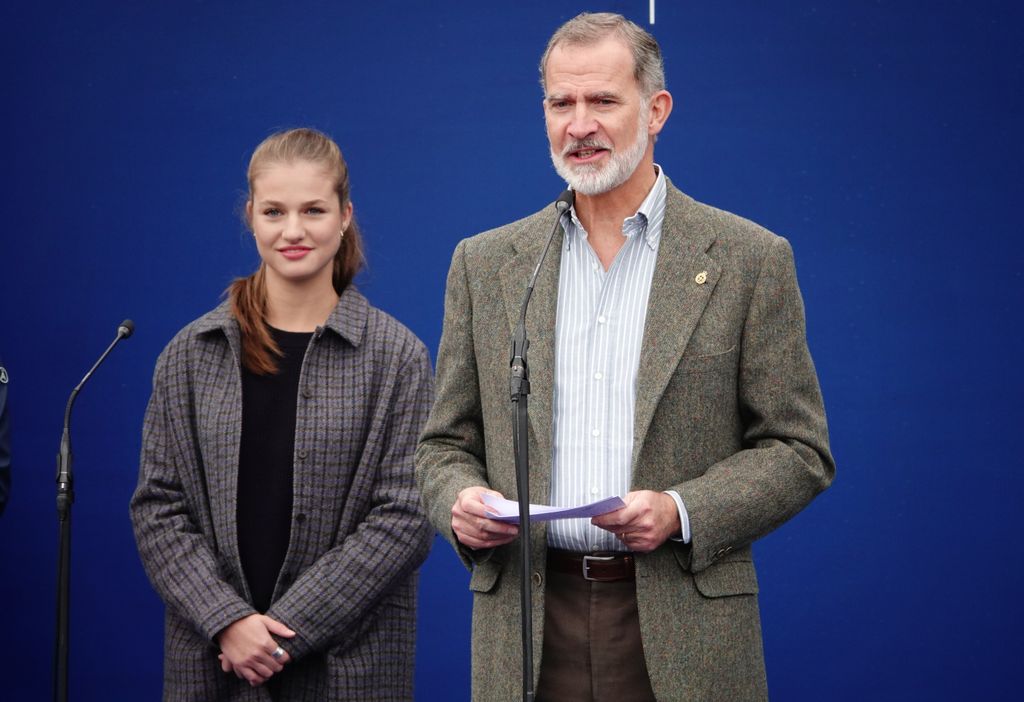 Plano medio de la Princesa Leonor y el rey Felipe entregando el premio Pueblo Ejemplar 2024