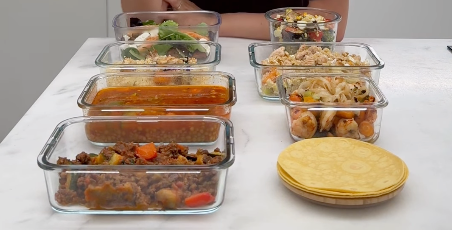 Una vez que vas teniendo los platos listos, hay que meterlos en tápers.