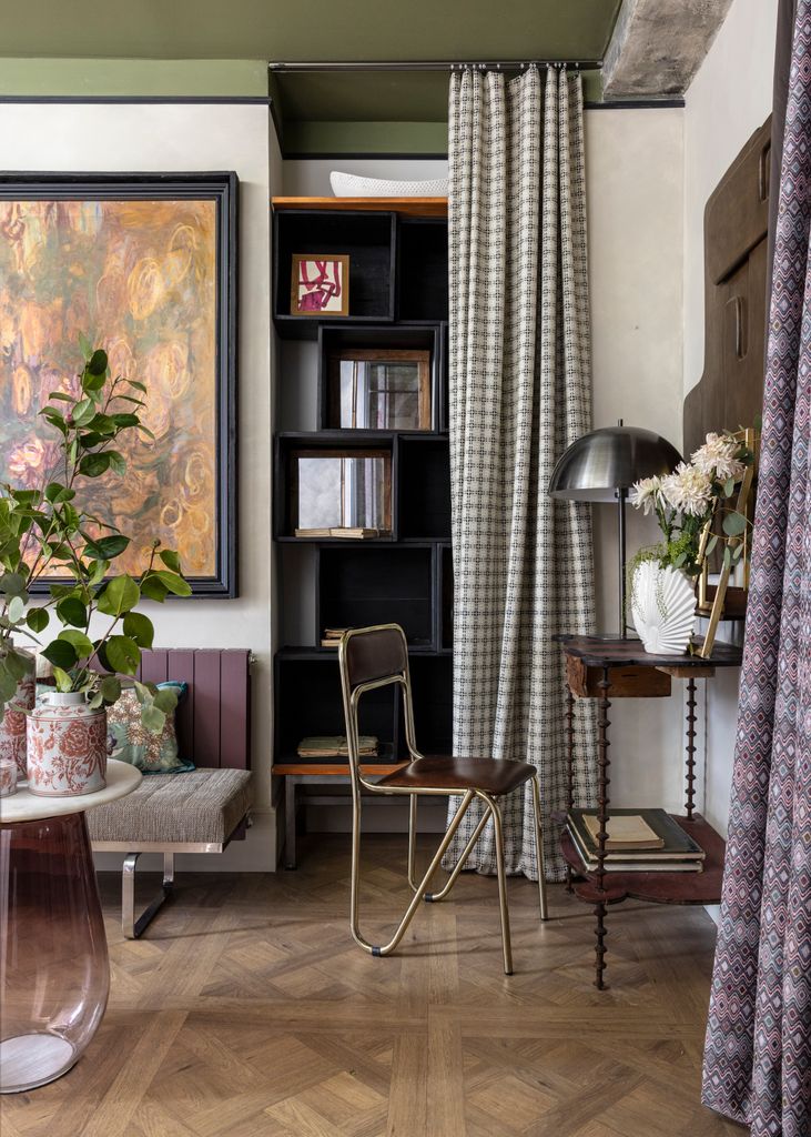 Rincón de trabajo en el salón decorado con muebles antiguos