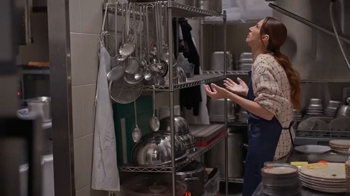Avance de 'Hermanos': Ayla encuentra trabajo como friegaplatos en un restaurante