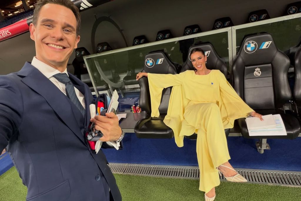 Sonrientes y relajados, Patricia Pardo y Christian Gálvez posaron en el banquillo del Real Madrid antes de ponerse al frente de uno de los mayores retos de sus carreras