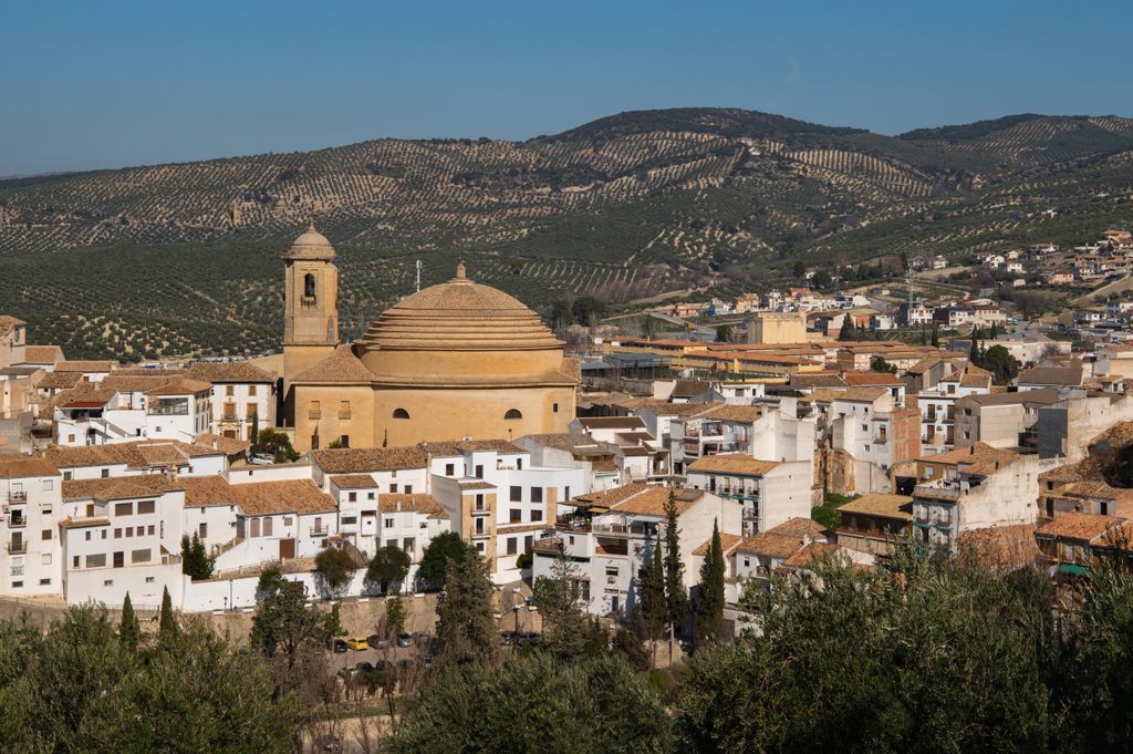 Una panorámica de Montefrío (Granada) con la Iglesia de la Encarnación como protagonista