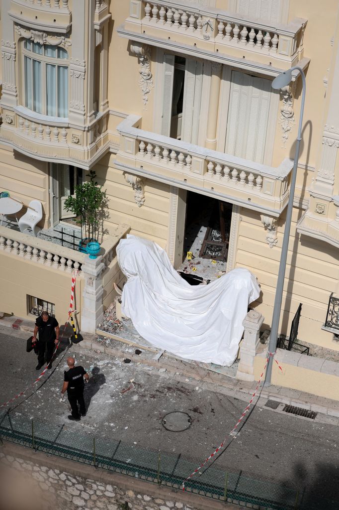 Miembros de un equipo de desactivación de bombas operan al día siguiente de un supuesto ataque en el que se utilizó un artefacto explosivo en el vestíbulo de un edificio residencial en Mónaco, el 30 de junio de 2026.