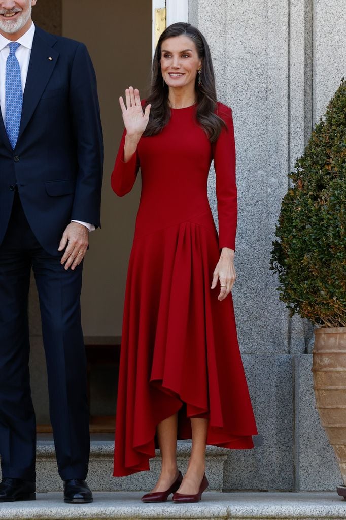 La reina Letizia con su vestido rojo asimétrico