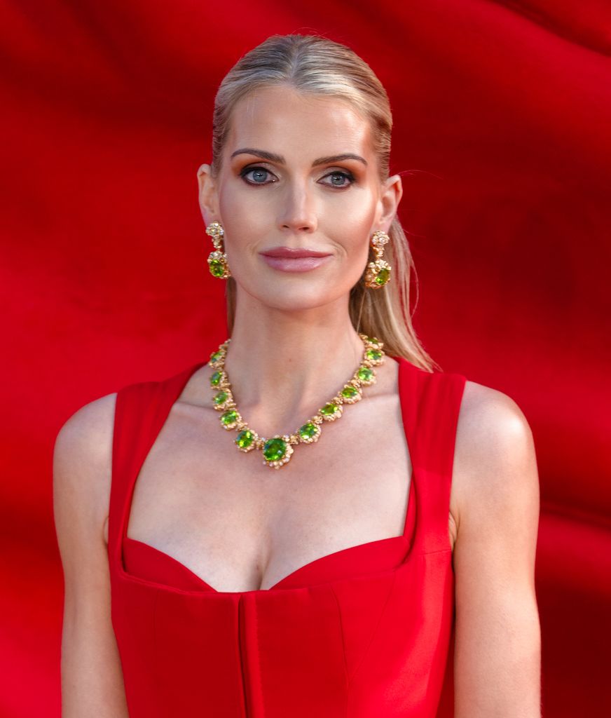 Lady Kitty Spencer complementó su vestido con llamativas joyas.