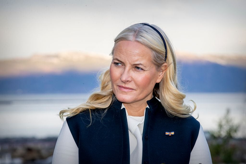 Mette-Marit de Noruega vista The Powerhouse Brattorkaia, en Trondheim, el 11 de noviembre de 2021