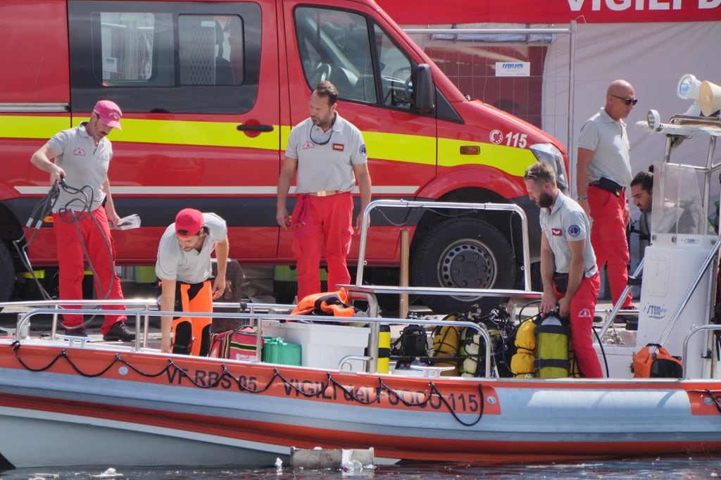 Imágenes de la operación de rescate en las costas de Sicilia tras el hundimiento del lujoso yate
