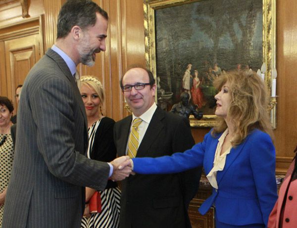 Don Felipe presidió la entrega del Premio Nacional de Sociología y Ciencia Política 2014, y entre los invitados se encontraba Victoria Vera, una de las musas de la Transición española

