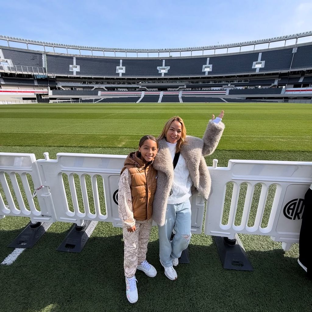 Alaïa y Adamari López pudieron pisar el césped del River Plate 